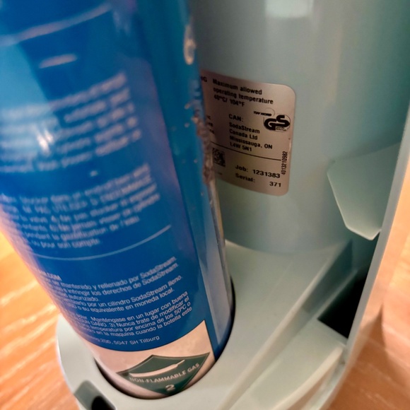 Teal SodaStream Soda/Sparkling water maker - Picture 7 of 8